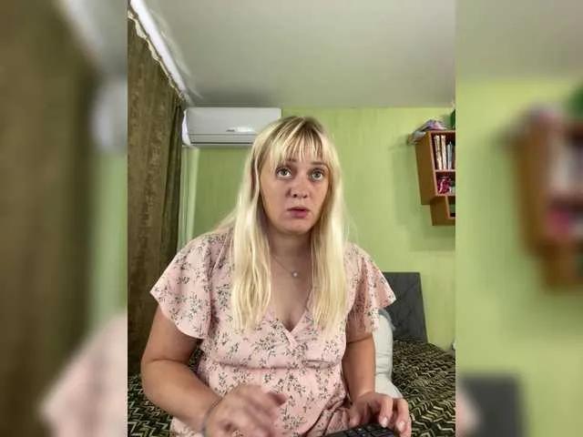 Kira2025 on BongaCams