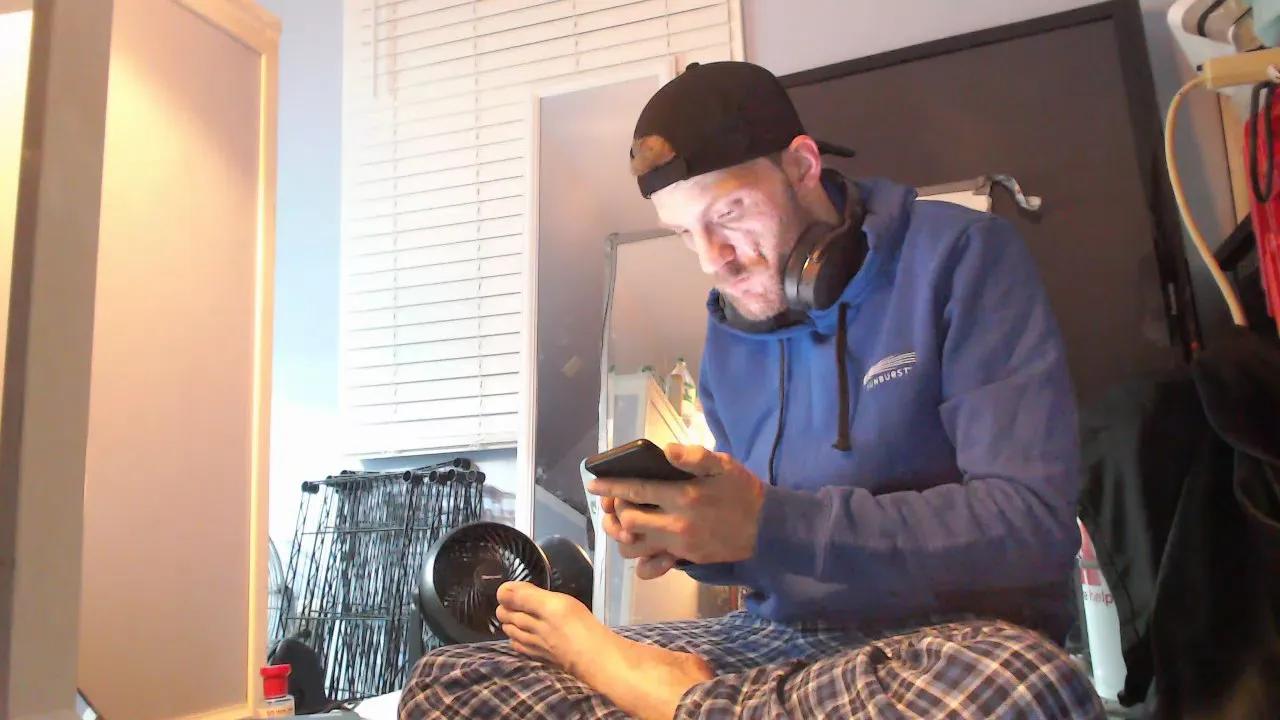 LittleSneakers9 on Cam4 