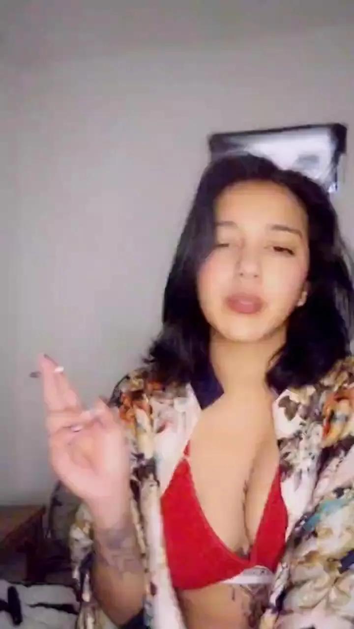 Sashmoon420 on Cam4 