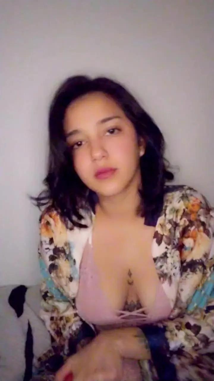 Sashmoon420 on Cam4 
