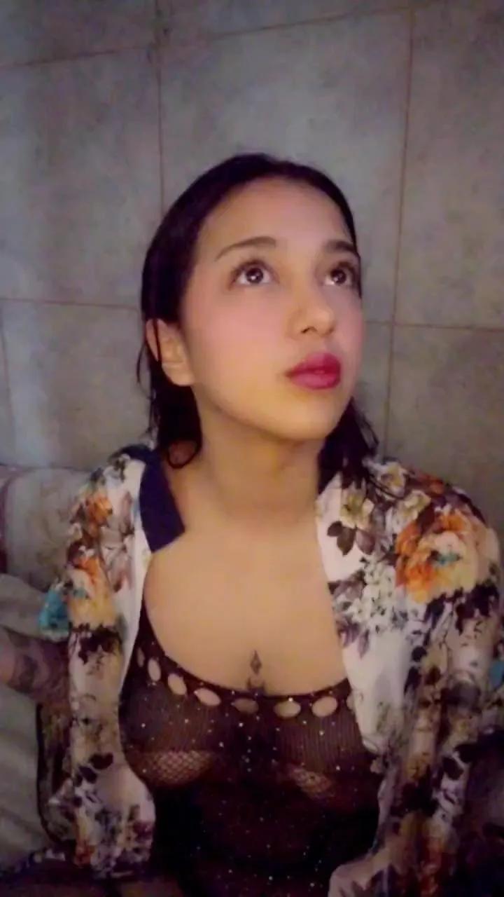 Sashmoon420 on Cam4