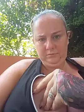 Biggtitz121 — Tits out for 10 minutes