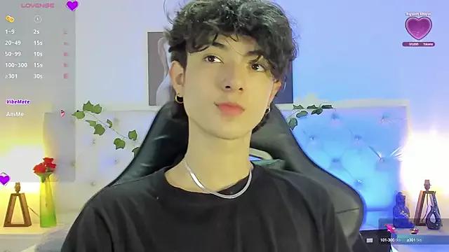 Elliot_younngg on StripChat 