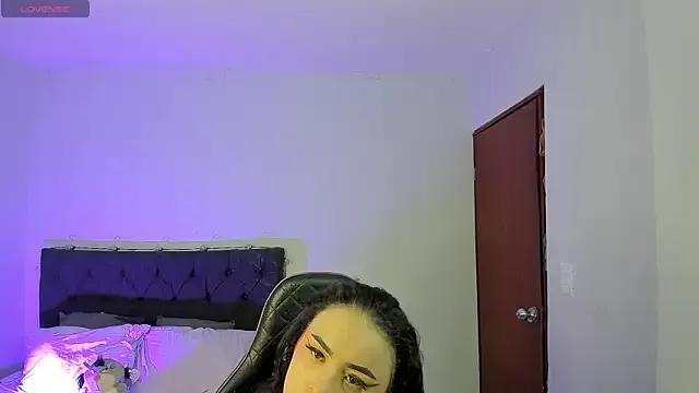 evelyn_23 on StripChat 