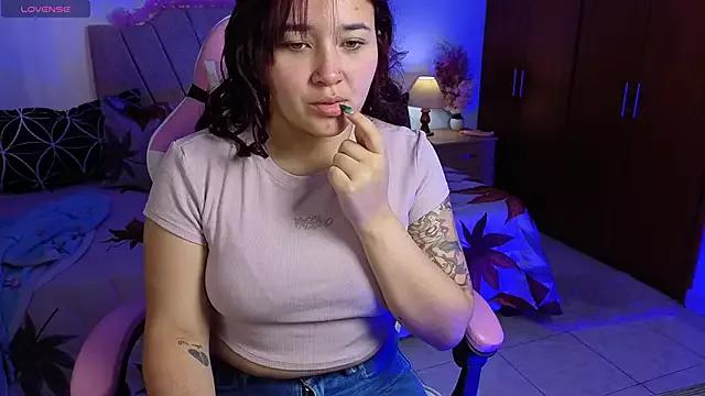 Leakitten — SHOW TITS OIL+MILK